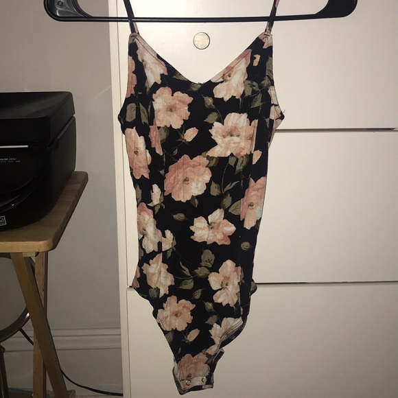 American Eagle Outfitters Tops - ✨AE Floral Body Suit✨